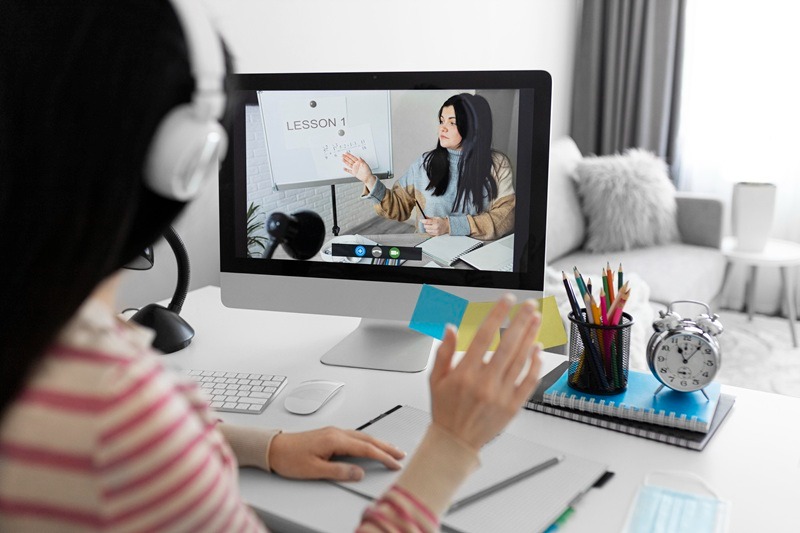 Escola de Inglês Online: Benefícios do Ensino Online e Diferenciais do Modelo Presencial